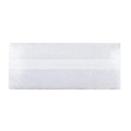 Białe opakowanie z sieczką w środku