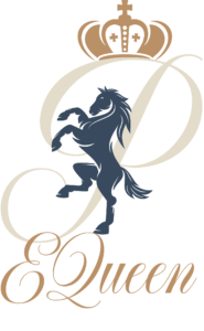 Logo marki P EQueen ze złotymi literami i szarym wizerunkiem konia stojącego dęba. Na dużej literze P znajduje się złota korona.