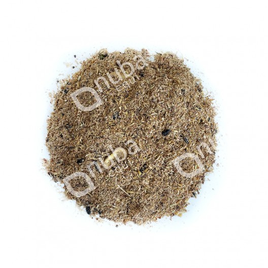 Zbliżenie na mesz: drobno posiekane cząstki w kolorze słomkowym