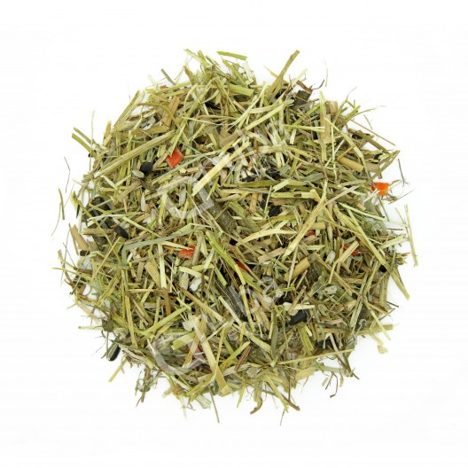 Zielone włókna sieczki z lucerny dla konia z elementami granulatu i suszonej marchewki