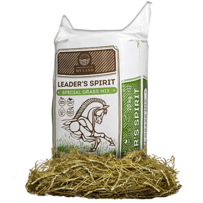 Biały worek sianokiszonki Leader's Spirit Special Grass Mix marki My Land o wadze 20 kg, z logo producenta i grafiką galopującego konia. U podstawy worka rozsypana złocista kiszonka trawiasta.