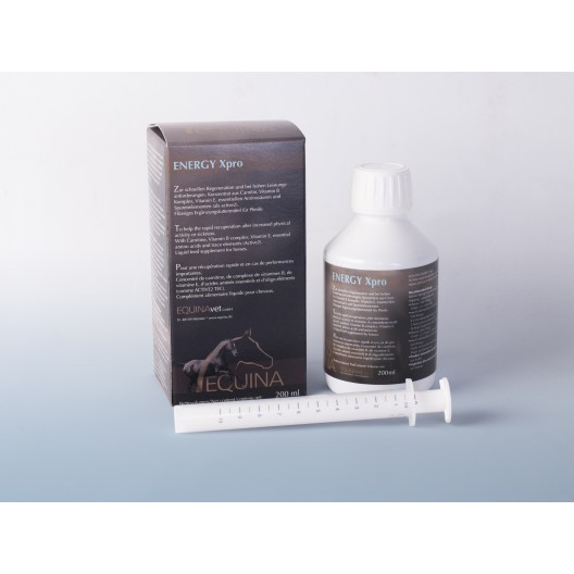 Czarny prostokątny karton - opakowanie z opisem produktu, bok którego stoi biała plastikowa butelka z czarną etykietą z opisem produktu i biała strzykawka do podawania suplementu.